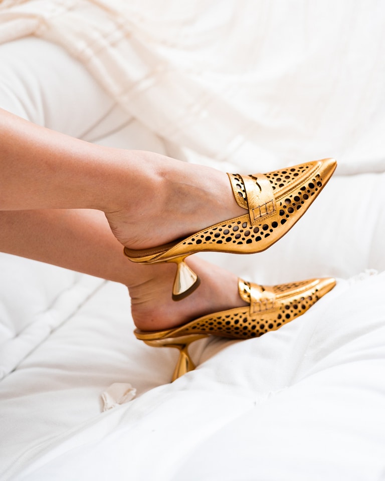Mules dourados Cecconello