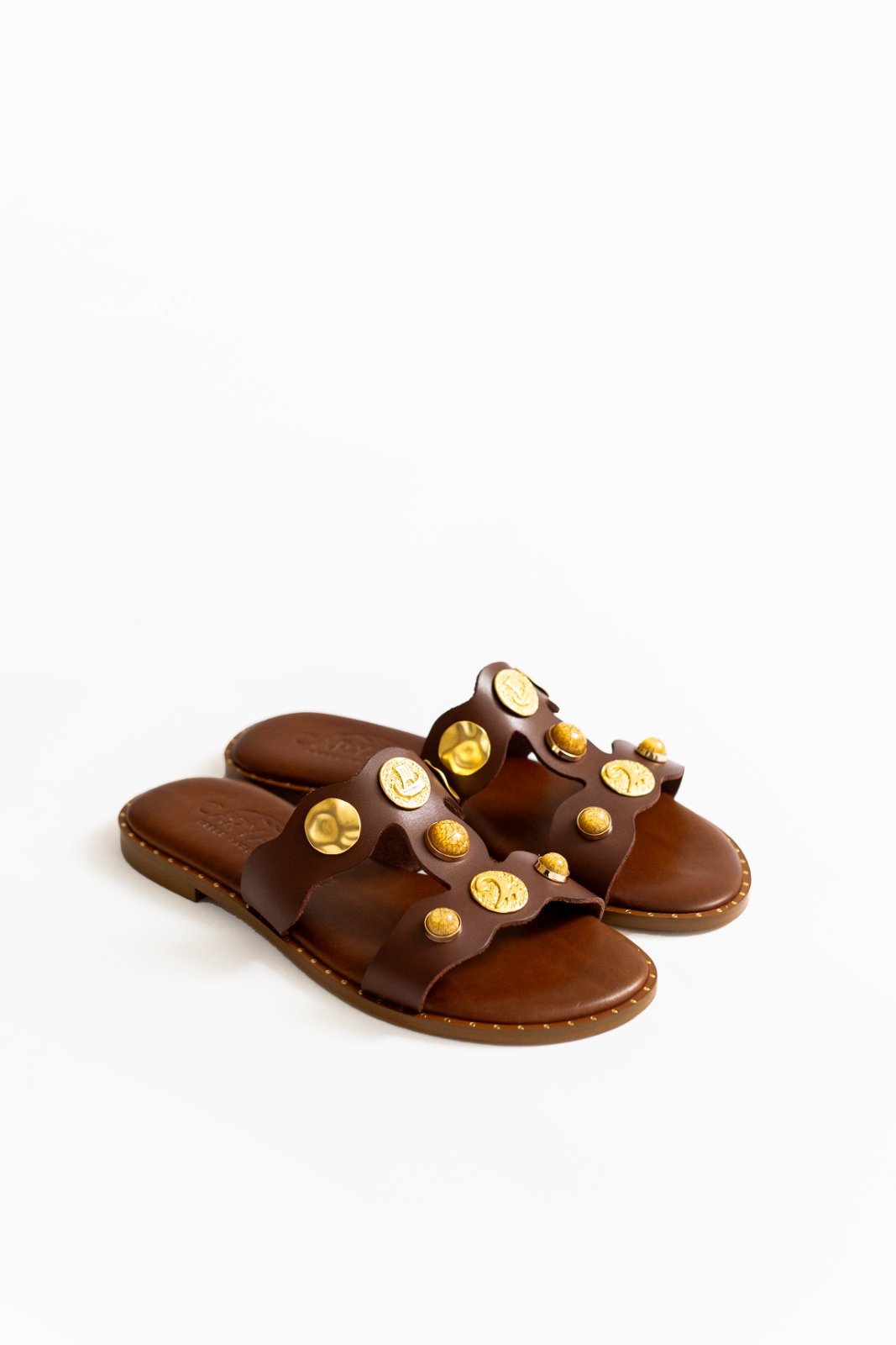 Sandália c/tachas douradas