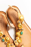 Sandália c/tachas multicolor